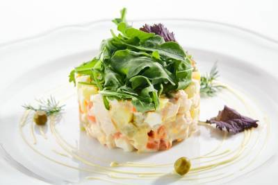 Диетолог рекомендовала заменить картофель на топинамбур в салате оливье