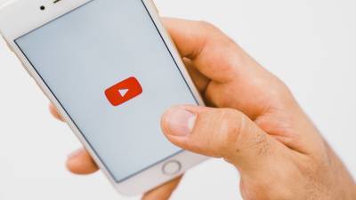 Роскомнадзор назвал YouTube главным распространителем фейков