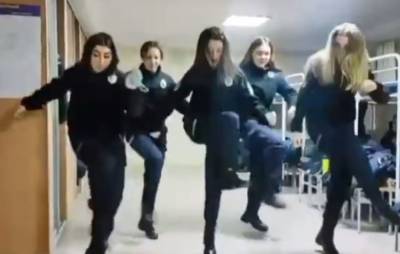 Харьковские курсантки университета МВД устроили танцы под российский шансон