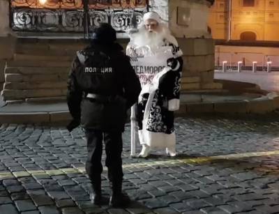 Суд в Москве оштрафовал на ₽10 тысяч Деда Мороза, митинговавшего против закрытия елок