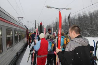 Жители Тверской области могут бесплатно возить горнолыжное снаряжение в электричках