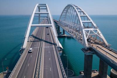 Взорвать Крымский мост: украинский политолог предложил силой забрать Крым и Донбасс