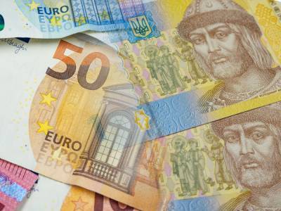 Курс валют на 22 декабря: гривна ощутимо просела в цене по отношению к доллару и евро