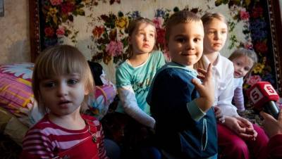 Смольный выплатит по 3 тыс. рублей детям из многодетных детей на подарки
