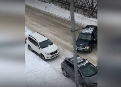 Сосед-автохам в Сибири оттащил на тросе чужое авто, чтобы припарковаться за «своей» цепочкой