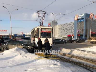 Трамвай протаранил Toyota возле крупного ТЦ в Кемерове