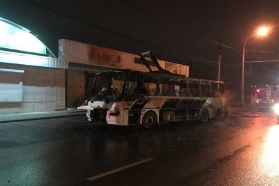 В Астрахани сгорел пассажирский автобус