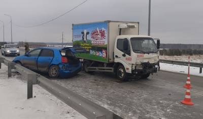 В Тюмени на Старотобольском тракте водитель иномарки въехал в грузовик