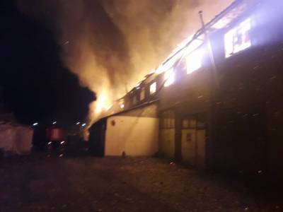 Под Киевом полсотни спасателей тушили пожар в бывшем мебельном цеху