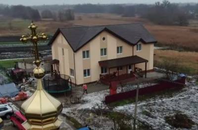 Виктор Медведчук и Оксана Марченко построили дом для многодетной семьи священника