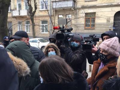 Во Львове депутат от "ЕС" пытается выселить из квартиры семью
