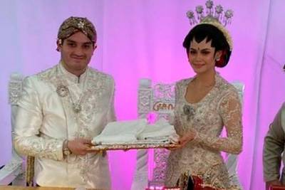 Жених и невеста обошли запреты и приняли на свадьбе десять тысяч гостей
