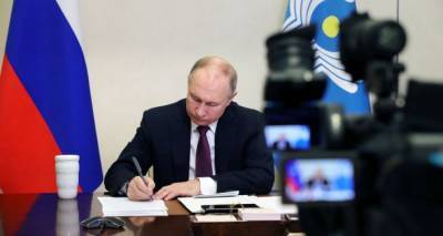 Путин подписал закон, дающий право экс-президенту на пожизненное сенаторство