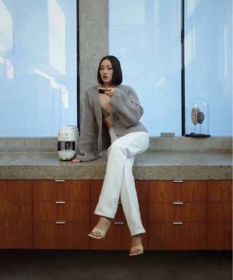 Белые джинсы + кардиган + шелковое бра — идеальный комплект для Нового года от Тиффани Хсу