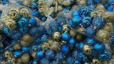 Больше тысячи игрушек украсили главную елку России к Новому году