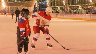 Путин осуществил мечту мальчика с онкологией и сыграл с ним в хоккей.