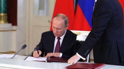Владимир Путин утвердил закон о пожизненном сенаторстве экс-президента