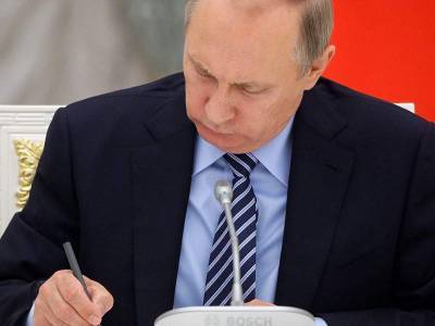 Путин подписал закон о праве бывших президентов на пожизненное сенаторство