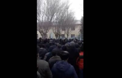 В Узбекистане образовалась огромная толпа из желающих уехать в Россию