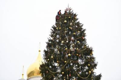 Главную новогоднюю ёлку России украсили в Кремле