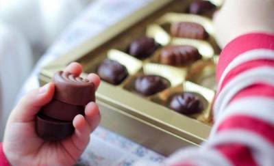 После скандала в Югре тюменские производители конфет вынуждены менять сотни новогодних подарков