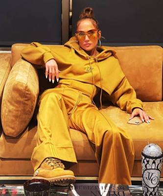 Выбираю костюм под цвет дивана: модная мимикрия Дженнифер Лопес