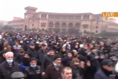 В Ереване протестующие перекрыли две трассы