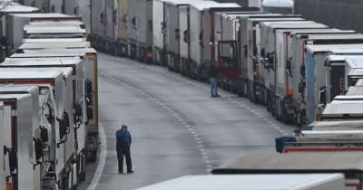 Сотни грузовиков застряли в британском Дувре из-за закрытых границ