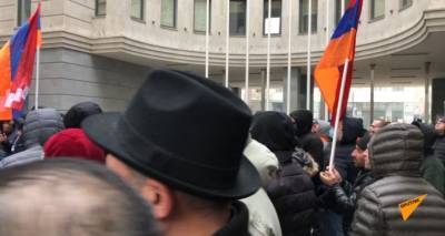 Видео. Митингующие подошли к зданию Минюста в Ереване