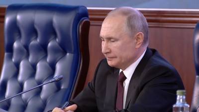 Путин утвердил закон о прекращении полномочий депутатов РФ из-за второго гражданства