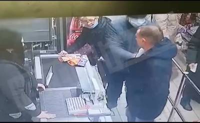 В магазине Петербурга мужчине, который был без маски, проломили голову