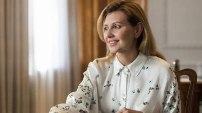 Елена Зеленская продемонстрировала безупречный образ в красном жакете: видео
