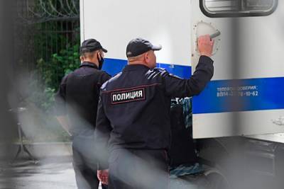 Угрожавших россиянину изнасилованием шваброй полицейских уличили в новых пытках