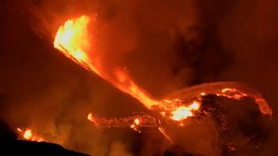 Потоки лавы и засыпанные пеплом дома: на Гавайях проснулся вулкан Килауэа