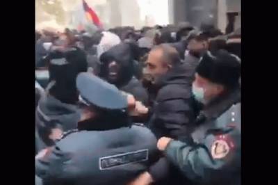 В Ереване протестующие против Пашиняна пошли на штурм здания МВД