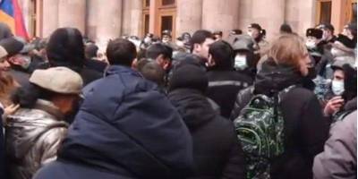 В Армении требуют отставки Пашиняна: оппозиция объявила общенациональную забастовку, произошли столкновения