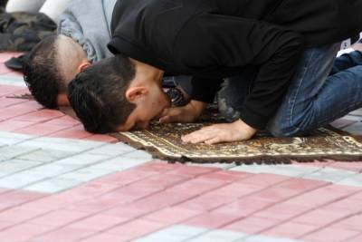 Мусульман Крыма призвали отложить большие свадьбы и ходить в мечети со своими ковриками