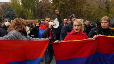 Оппозиция установила палатки на площади около здания кабмина Армении