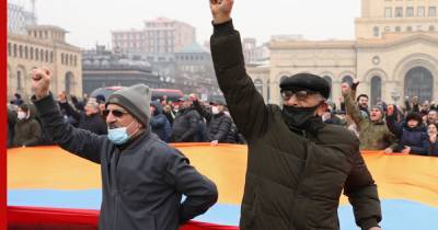 В Ереване протестующие поставили палатки у здания правительства: видео