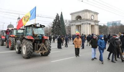 Фермеры грозят заблокировать аэропорт Кишинева, если им не компенсируют потери урожая