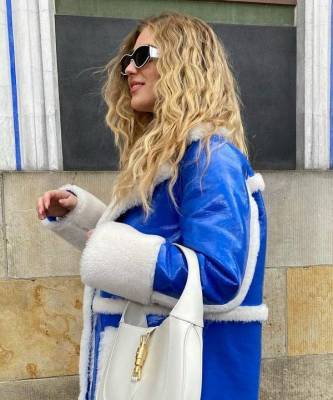 Синий иней: Эмили Синдлев нашла самое яркое и теплое пальто для зимы - skuke.net - Копенгаген