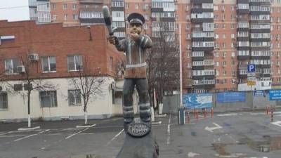 «Щеки сильно надуты»: памятник гаишнику из Азова высмеяли в сети