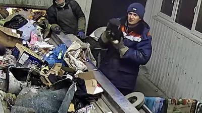В Ульяновске сортировщик мусора спас выброшенного в мешке кота — видео