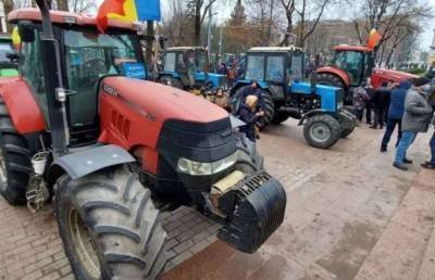Протест на тракторах: в Молдове снова митингуют фермеры
