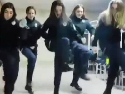 Курсантки в полицейской форме станцевали под песню "Наколочки" российской группы "Воровайки"