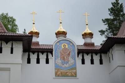 Прихожане не пустили судебных приставов в женский монастырь