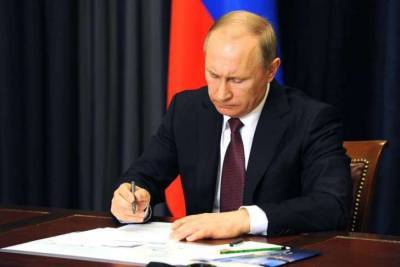 Путин подписал закон о своем пожизненном сенаторстве