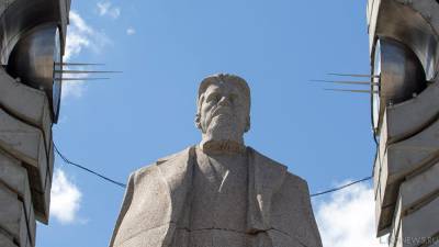 «Королевский» подарок: дума Челябинска запретила строить вокруг памятника Курчатову