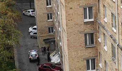 В Киеве пенсионерка выпала из окна, срочно съехались врачи: детали трагедии