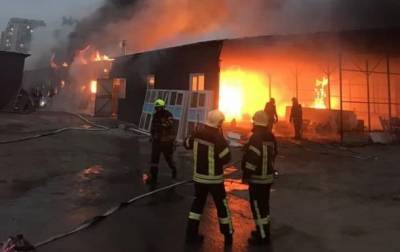 В Киеве горят склады, задействованы десятки пожарных